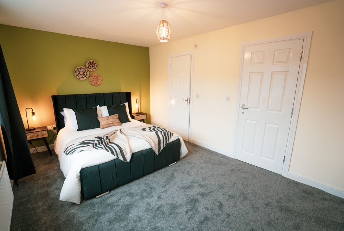 King-size bedroom for contractors by HMH Stays providing long-term accommodation