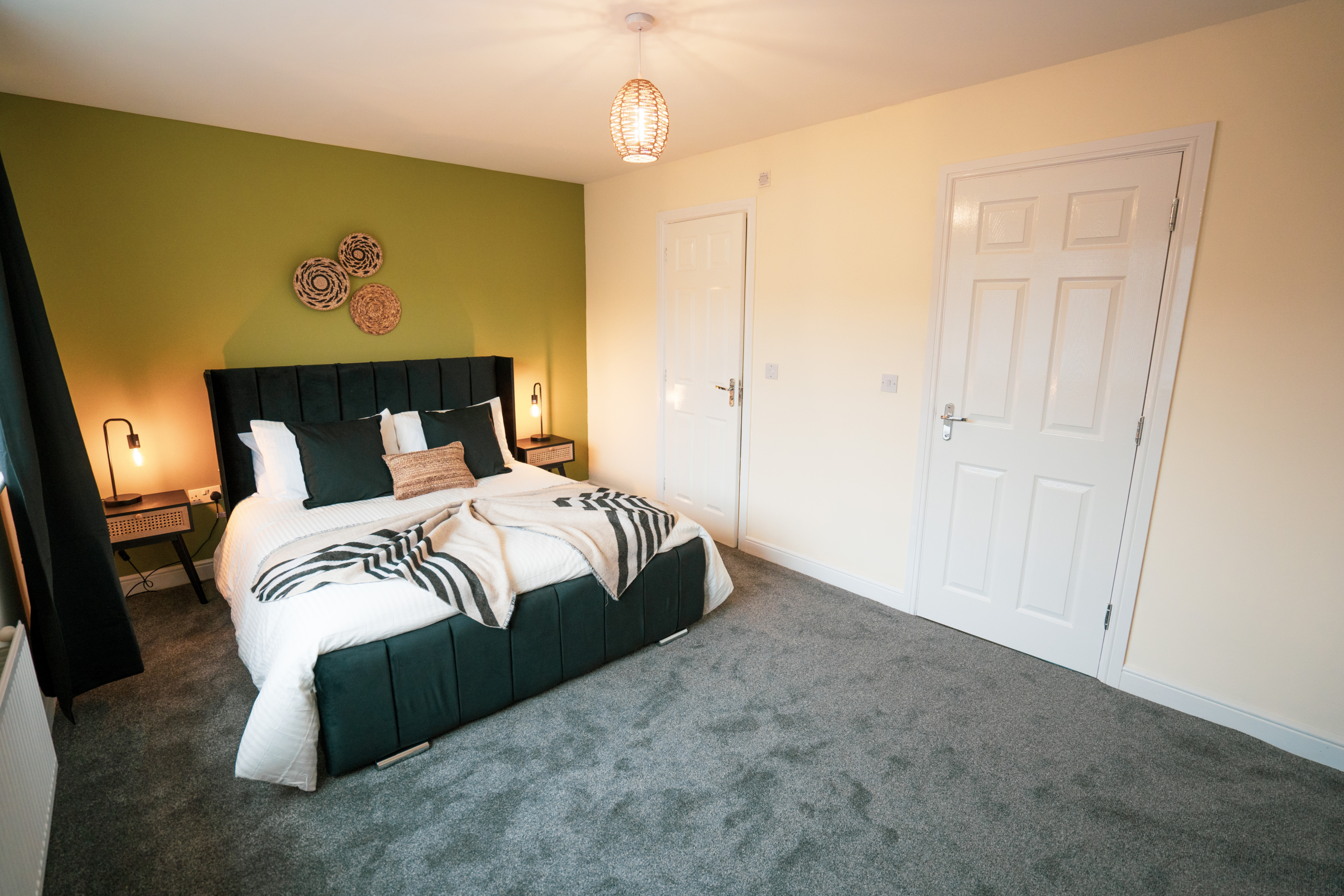 King-size bedroom for contractors by HMH Stays providing long-term accommodation