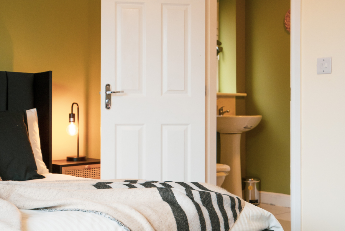King-size bedroom for contractor accommodation by HMH Stays providing long-term accommodation