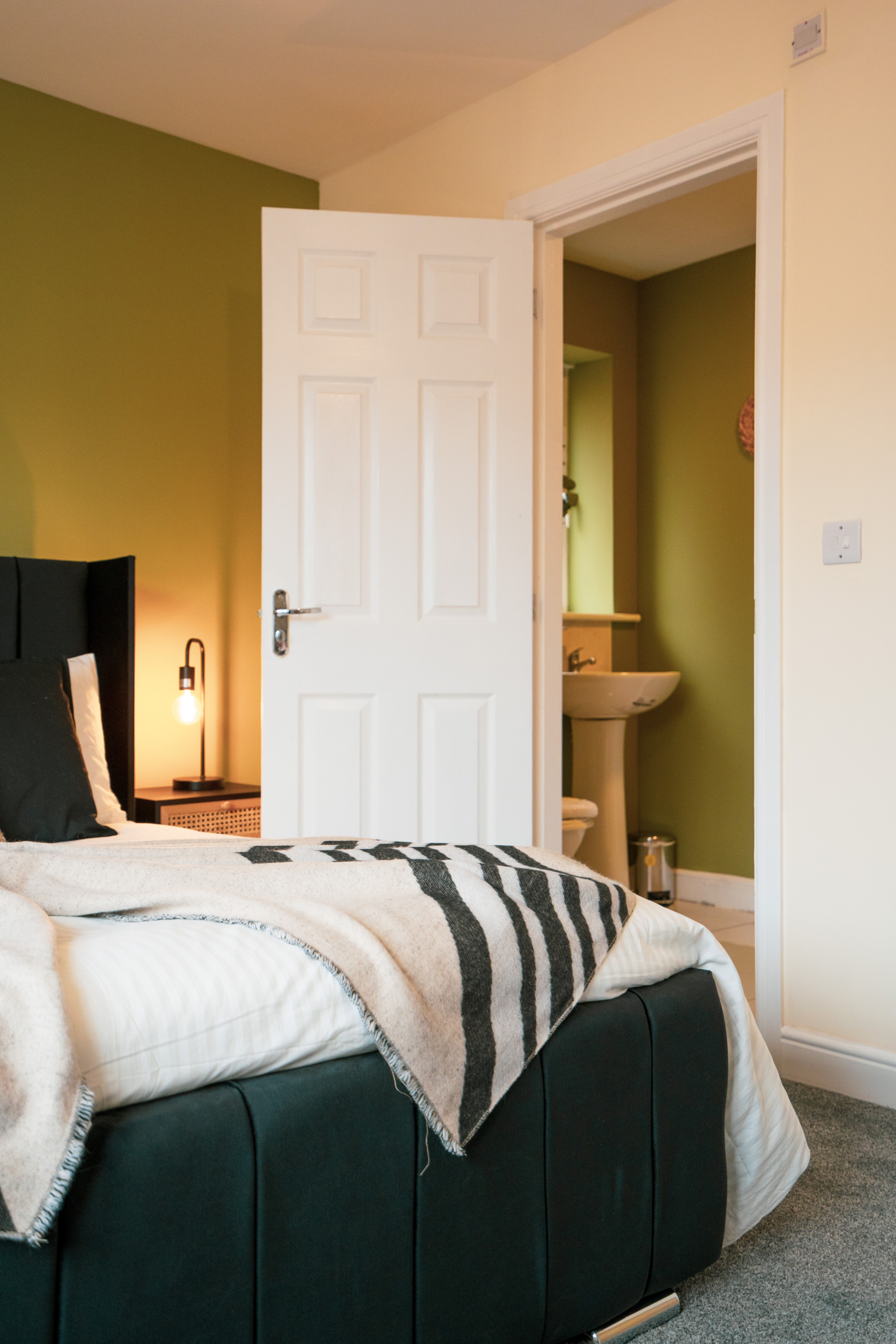 King-size bedroom for contractor accommodation by HMH Stays providing long-term accommodation