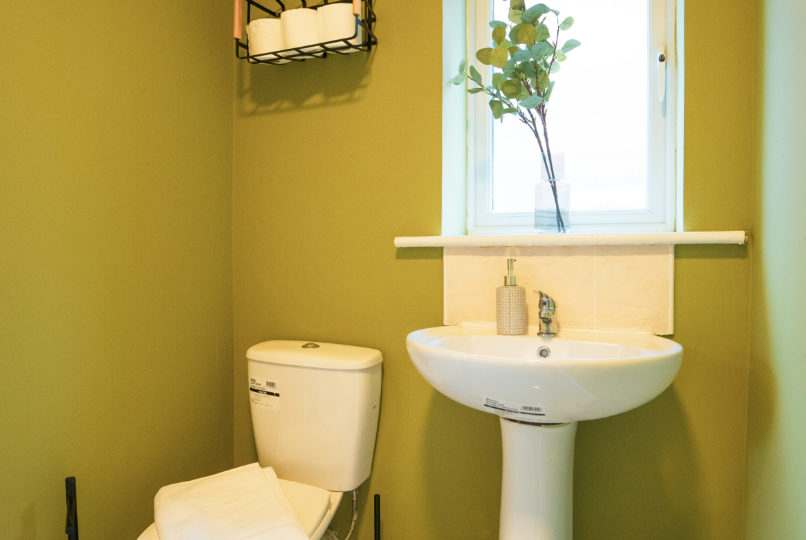 Cleaned bathroom for contractor accommodation by HMH Stays in UK