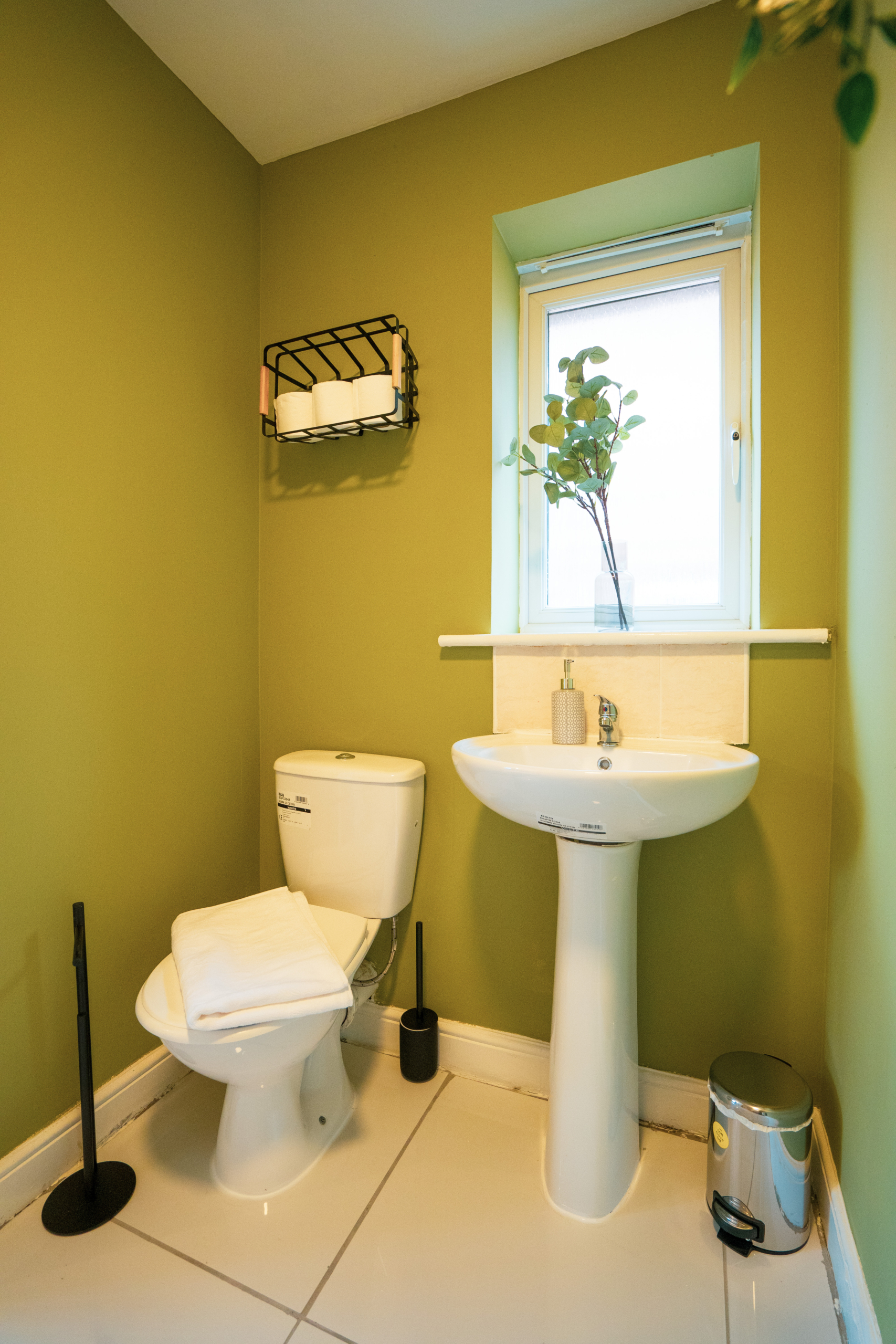 Cleaned bathroom for contractor accommodation by HMH Stays in UK