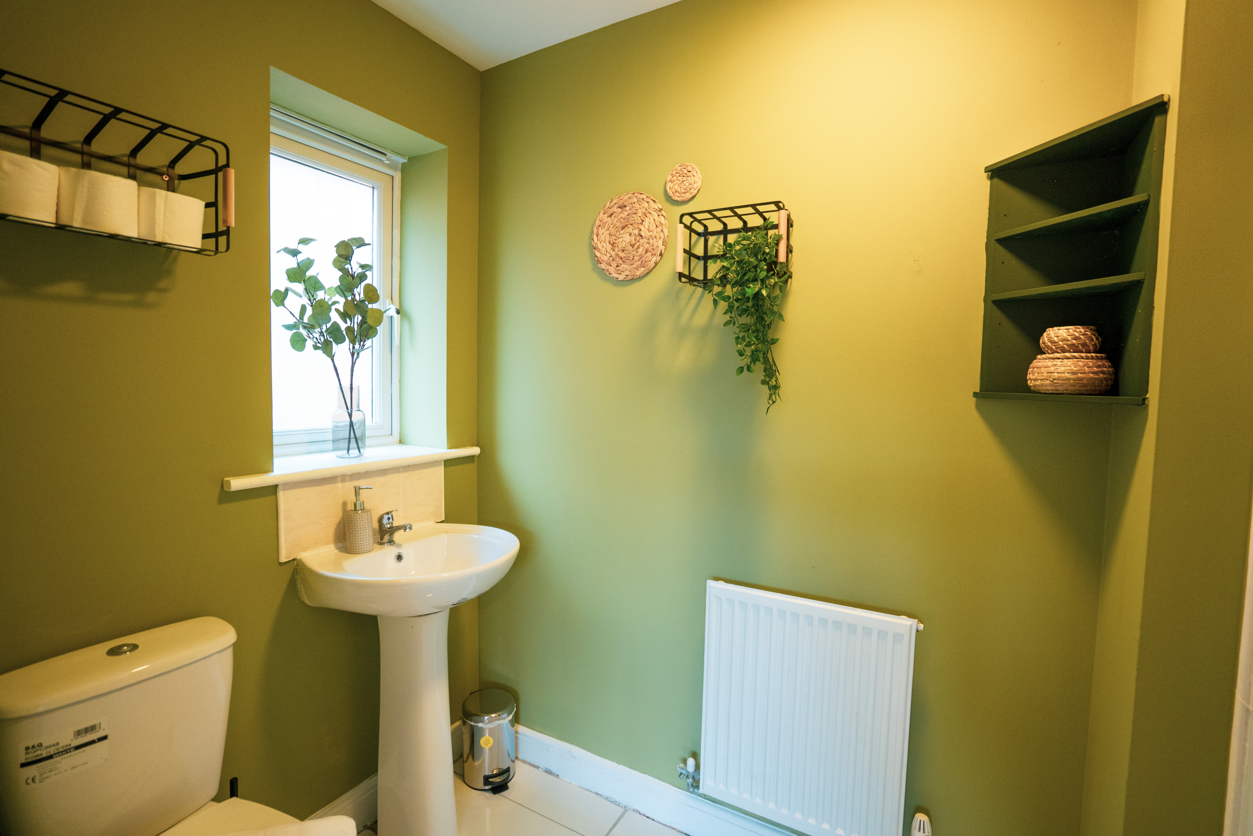 Cleaned bathroom for contractor accommodation by HMH Stays in UK