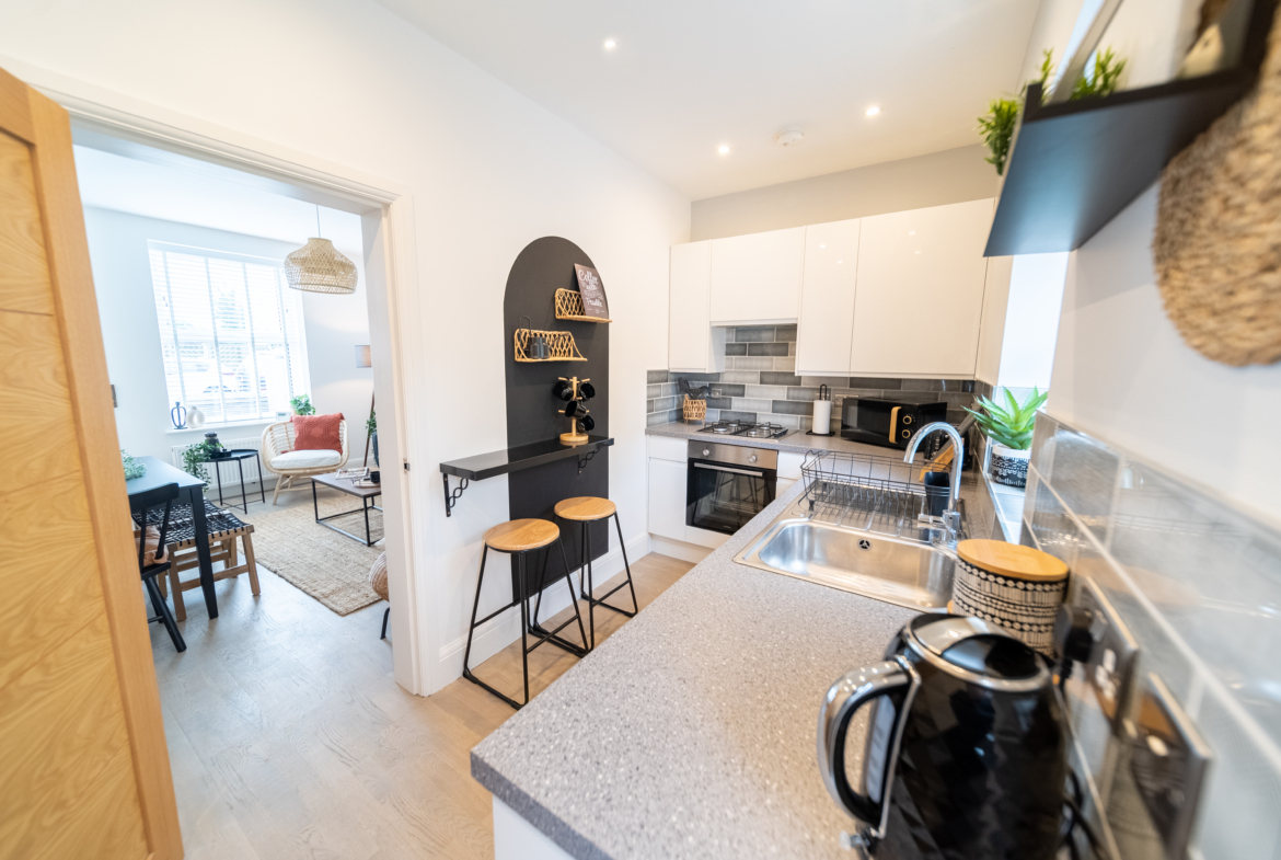 Fully equipped kitchen for contractor accommodation by HMH Stays
