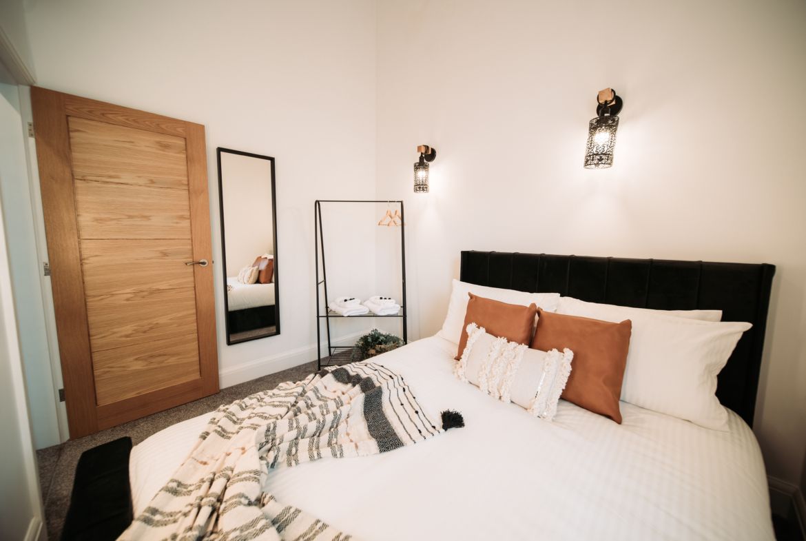 King-size bedroom listed by HMH Stays providing long-term accommodation for contractors