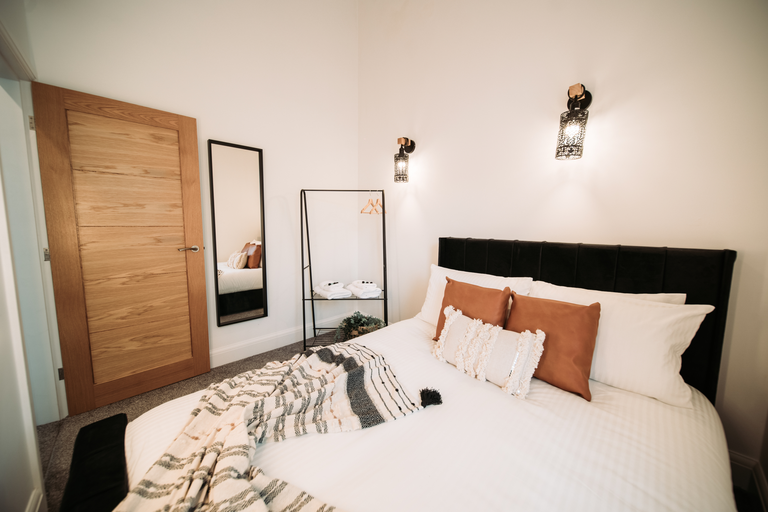 King-size bedroom listed by HMH Stays providing long-term accommodation for contractors