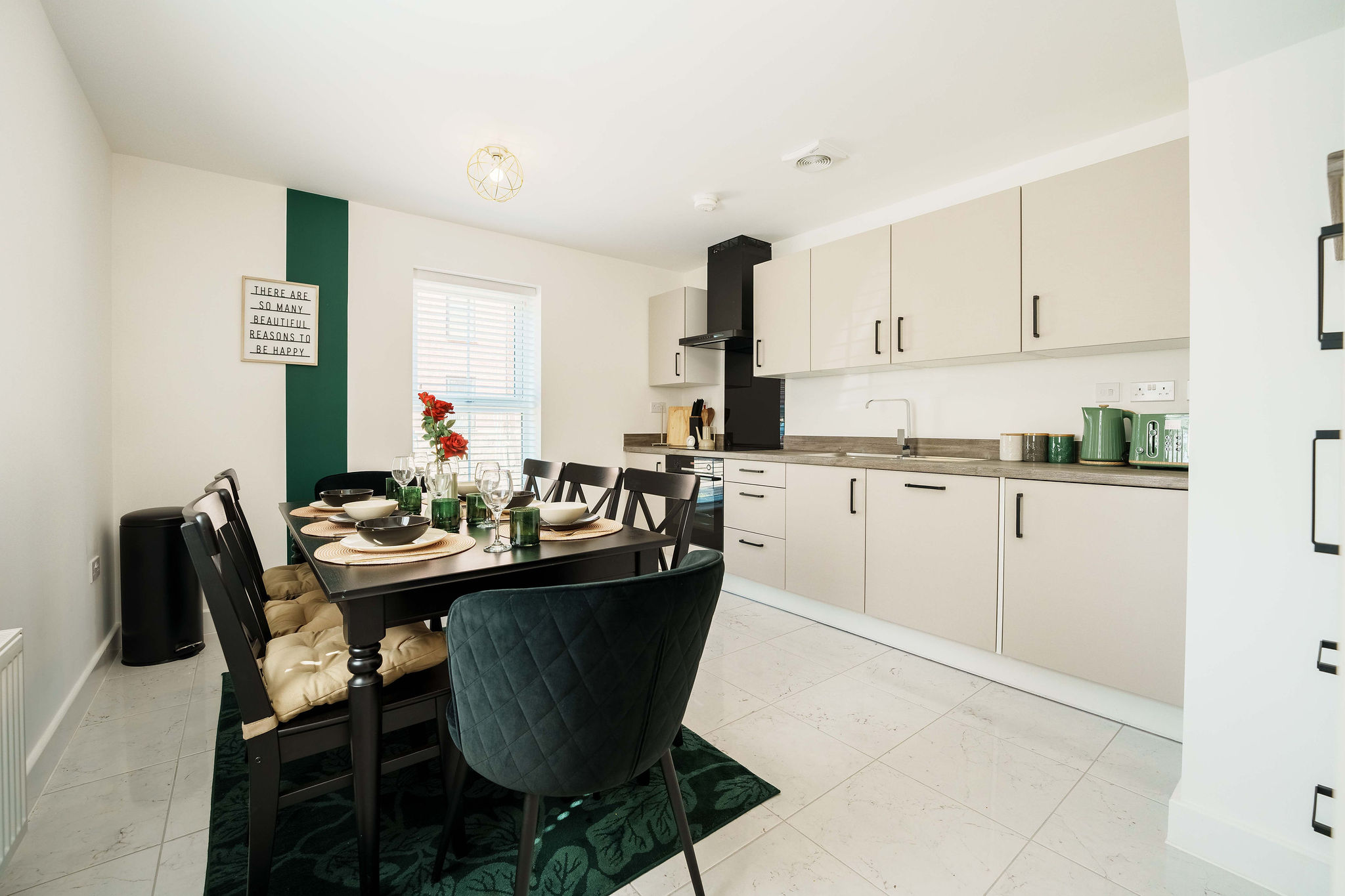 Dining table for contractors listed by HMH Stays providing long-term accommodation