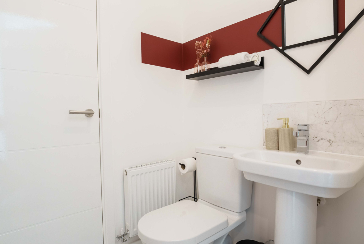 White tilled bathroom in the listing of HMH Stays in UK