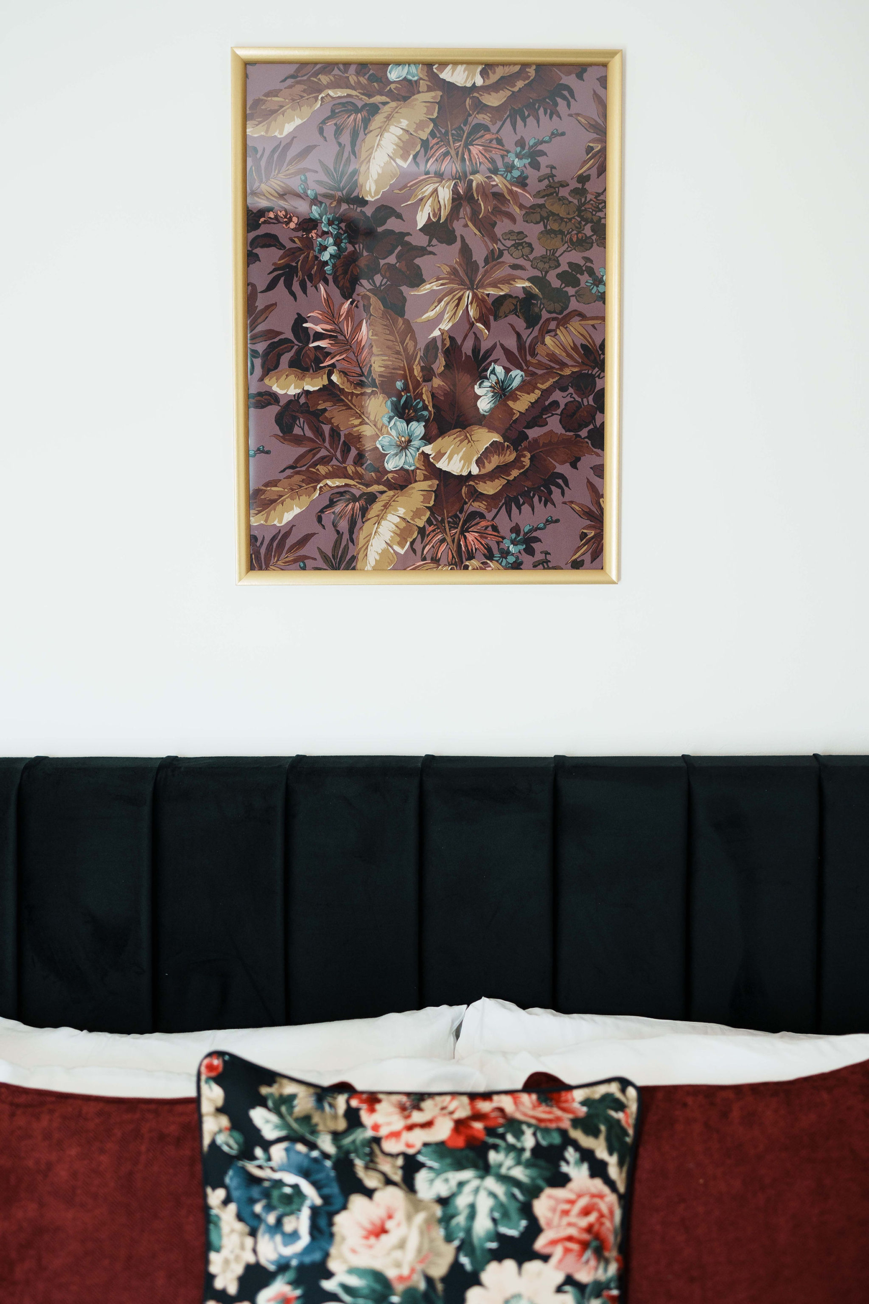 Black single-bed with scenery listed by HMH Stays providing contractor accommodation