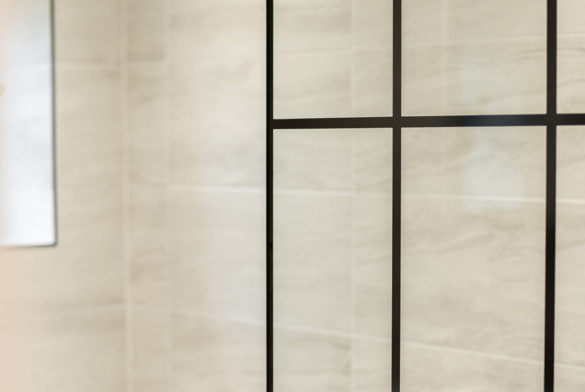 Bathtub with a transparent partition