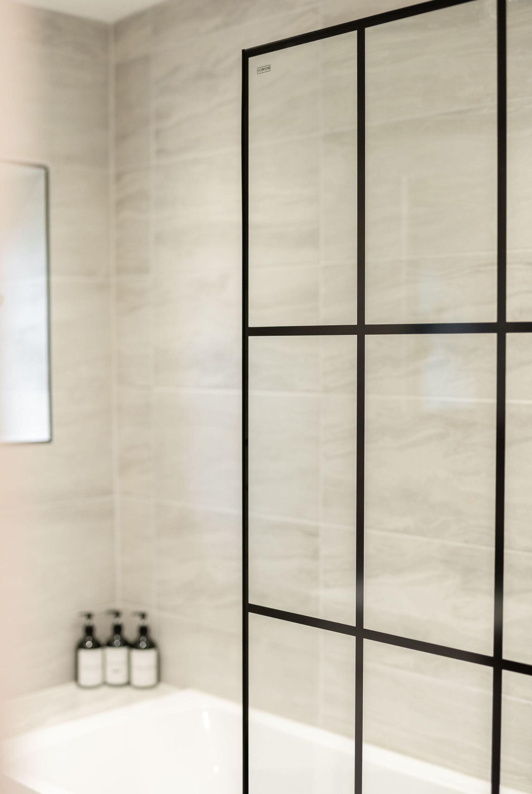 Bathtub with a transparent partition
