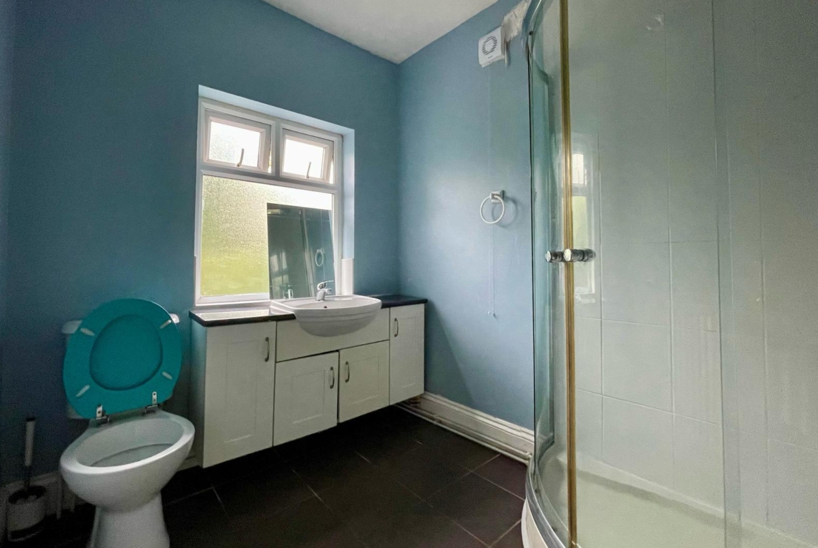 Full bathroom with cabinets in the property of hmh stays