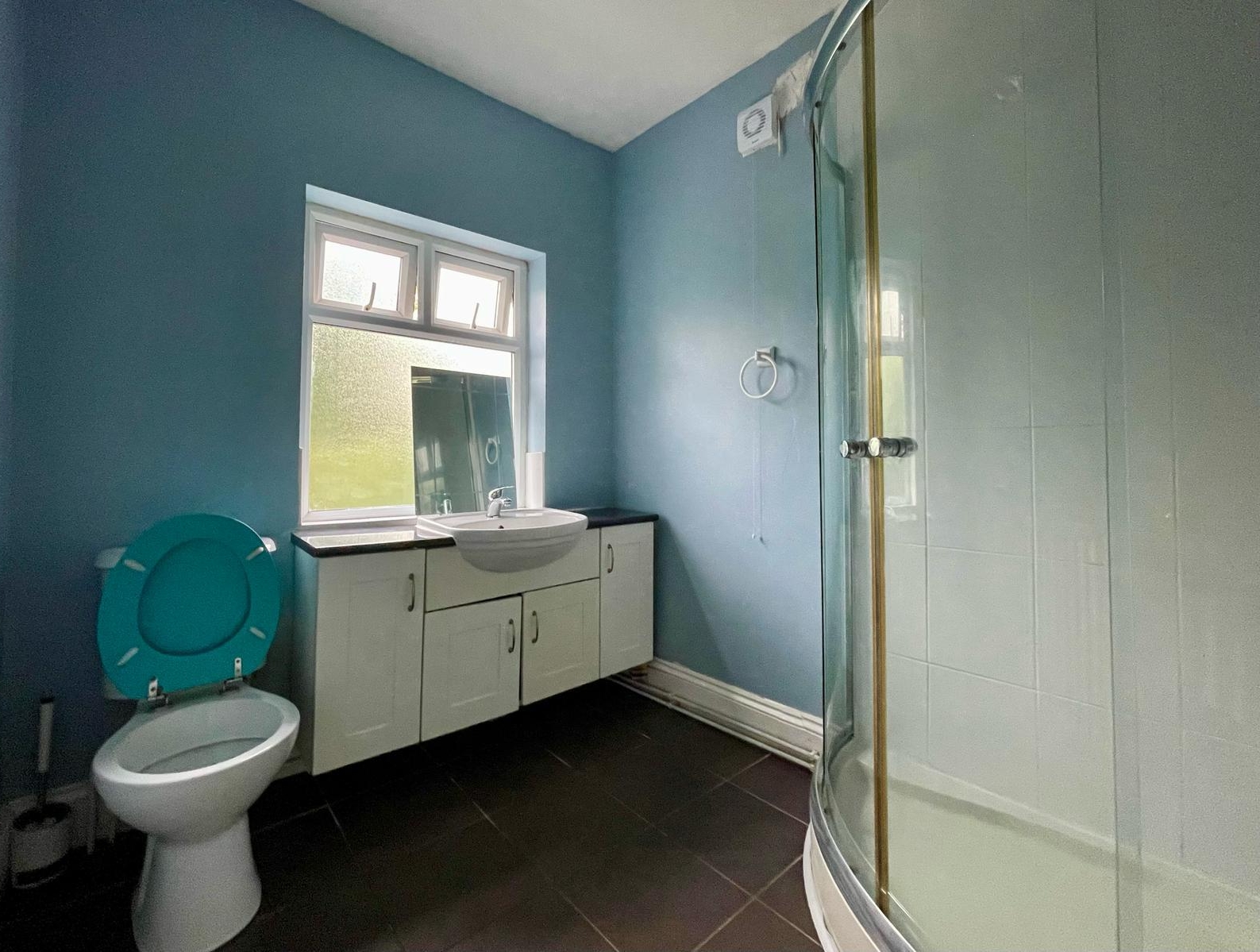 WhatsApp Image 2025-12-21 at 10.16.15 S Full bathroom with cabinets in the property of hmh stays