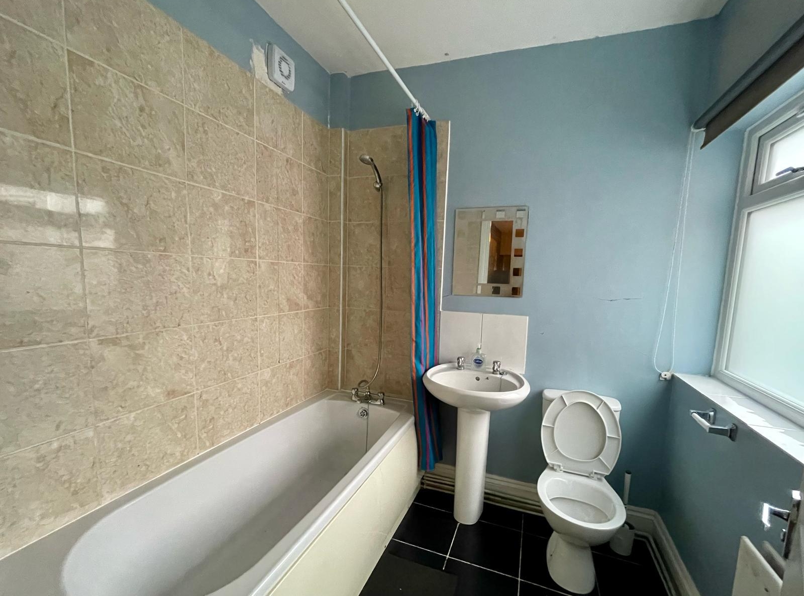 WhatsApp Image 2025-12-21 at D Full bathroom with the tub for the accommodation of contractors